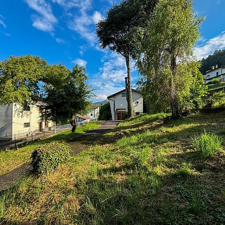 Tra E Montagna فيلة